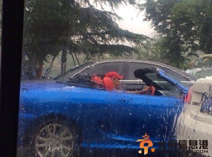 土豪雨中开敞篷车 网友总结土豪九大爆笑特征（组图）
