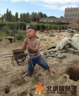 摇摆小歌神身份曝光 自贡5岁萌娃手握钢筋当麦克风声嘶力竭唱萧敬腾《王妃》