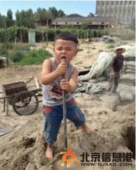 摇摆小歌神身份曝光 自贡5岁萌娃手握钢筋当麦克风声嘶力竭唱萧敬腾《王妃》