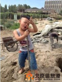 摇摆小歌神身份曝光 自贡5岁萌娃手握钢筋当麦克风声嘶力竭唱萧敬腾《王妃》