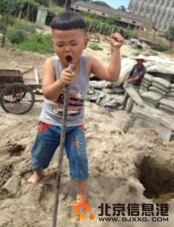 丁俊轩走红网络的演唱照片。