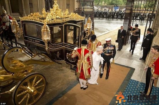 英女王钻石马车璀璨亮相 史上最贵土豪马车镶24颗钻石及130颗澳大利亚蓝宝石