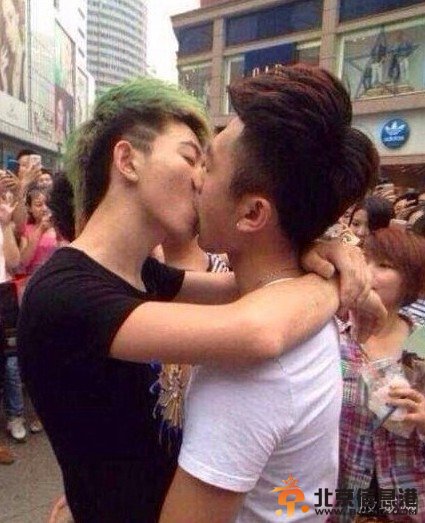 男男接吻大赛基友嗨翻了 成都被指天腐之国：基情遍地开花腐女到处都是