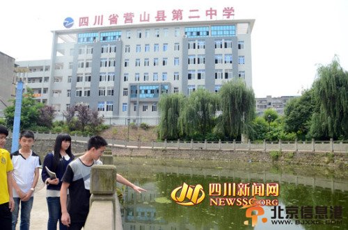 高一男生跳河救人女同学当场作诗朗诵表赞扬（图）