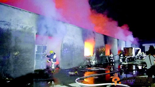 济南一工厂仓库夜间突发大火过火面积1000平方米