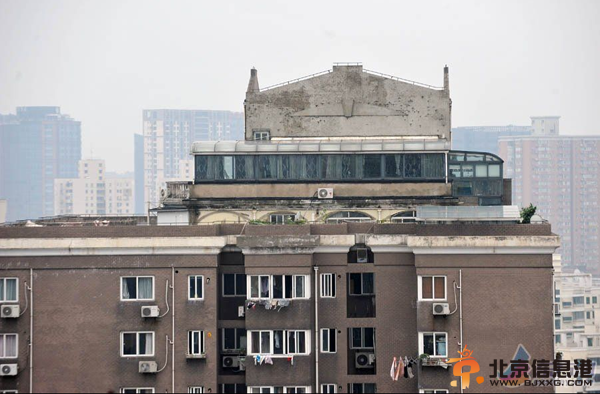 平房变身“空中别墅” 阳光房鱼池假山应有尽有(图)