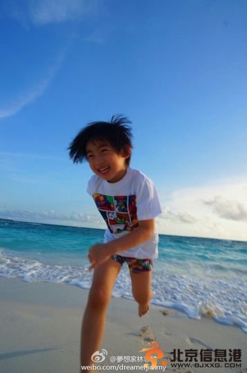 林志颖晒Kimi海边追浪照。图片来源：林志颖微博