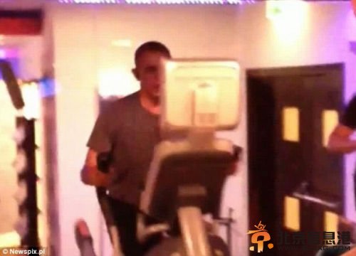 奥巴马安保现漏洞举哑铃健身时遭偷拍(组图)(4)
