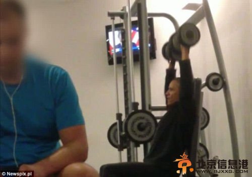 奥巴马安保现漏洞举哑铃健身时遭偷拍(组图)(2)