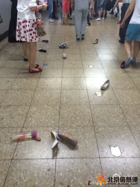 据新京报报道，今日下午，有网友在网上称18时30分左右，国贸地铁一群人从西南口跑出来，还有人喊吓死了。微博上，多名网友也发布消息国贸地铁站出事儿了。更有不少网友猜测，是不是发生了恶性伤人事件。图为大逃亡后满地的鞋子。