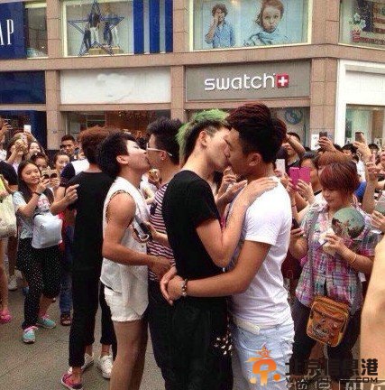 成都春熙路男男接吻大赛场面火爆