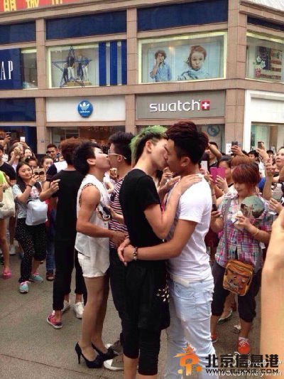 男男当街接吻大赛引爆眼球 众多美女围观拍照玩的嗨