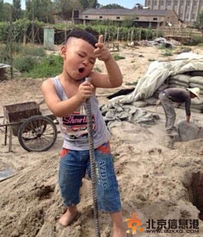 视频：工地重金属男孩爆红网络 小男孩钢筋当话筒摇自信滚范乐翻网友