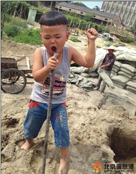 视频：工地重金属男孩爆红网络 小男孩钢筋当话筒摇自信滚范乐翻网友