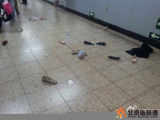 @北京地铁：网传今日晚高峰地铁国贸站1号线换乘10号线通道乘客一拥而出，经调查，系有乘客在换乘通道内发生纠纷，引发不明情况的乘客逆向奔跑造成现场混乱。工作人员及时联系公安，迅速赶到现场恢复秩序，有2名乘客有轻微擦伤。提示，地铁站高峰期客流较大，如遇突发情况请不要惊慌拥挤，以免发生危险。