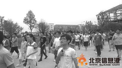 下午放学，数千名毛中复读生鱼贯而出