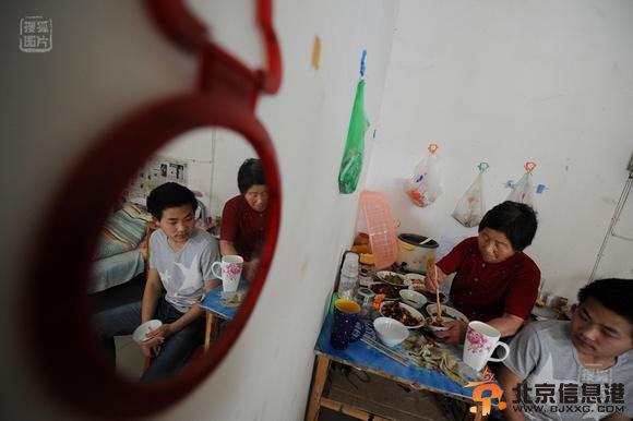 一座被<a href='http://www.bjxxg.cn/edu/gaokao/' target='_blank'><u>高考</u></a>魔化的城 直击亚洲最大的<a href='http://www.bjxxg.cn/edu/gaokao/' target='_blank'><u>高考</u></a>工厂【组图】