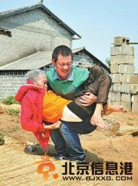 云南弑母孝子重返东莞打工 存够一万元给妈妈立块墓碑