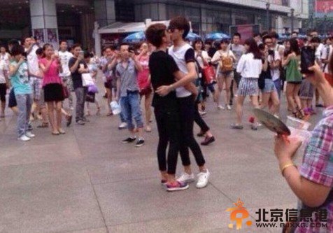 男男亲吻大赛现场组图 基情不断被网友发现基友标配【组图】