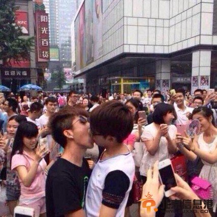 男男亲吻大赛现场组图 基情不断被网友发现基友标配【组图】