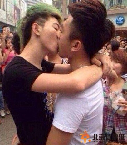 男男亲吻大赛现场组图 基情不断被网友发现基友标配【组图】