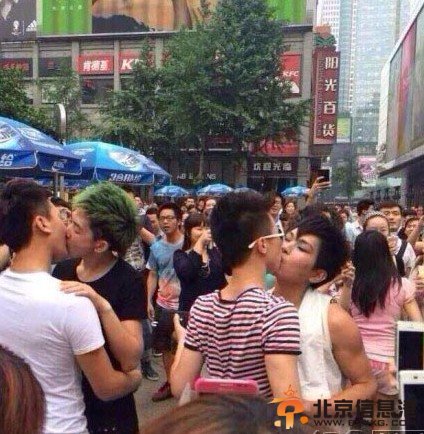 男男亲吻大赛现场组图 基情不断被网友发现基友标配【组图】