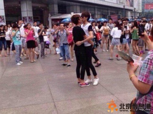 成都春熙路男男接吻大赛 基友舌吻基情四射遭腐女围观【组图】