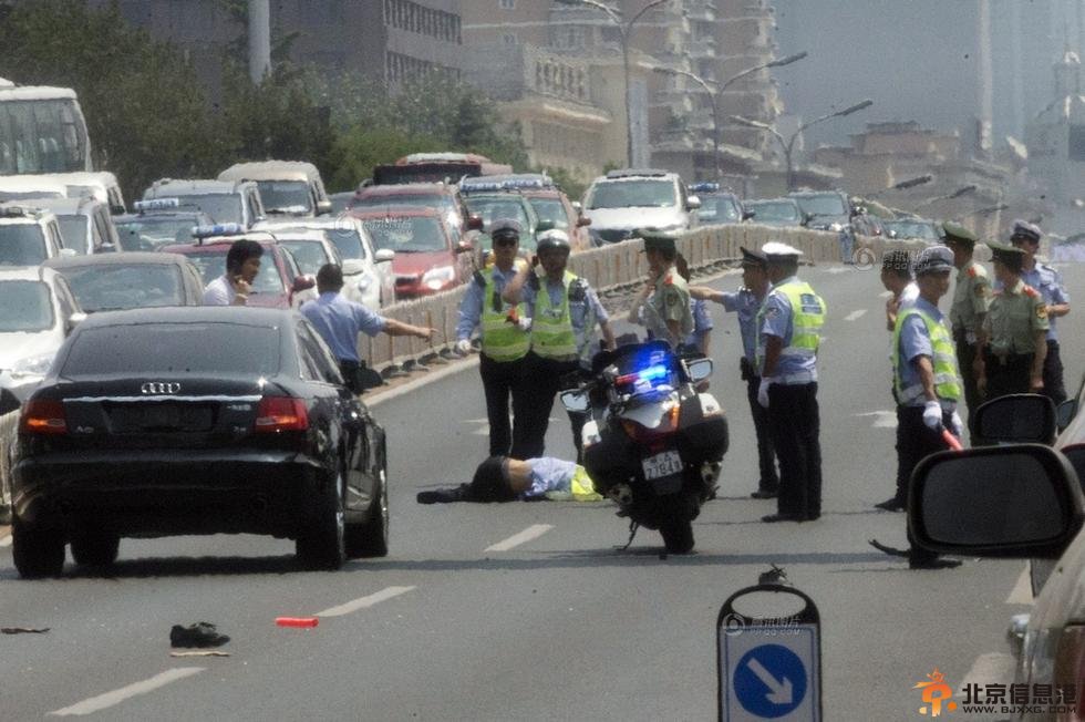 北京一无牌奥迪撞飞交警近10米远 被撞交警李某今年27岁【图】