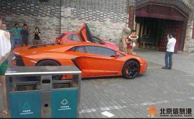 男子开豪车中学门前求婚：萌萌，高考结束嫁给我