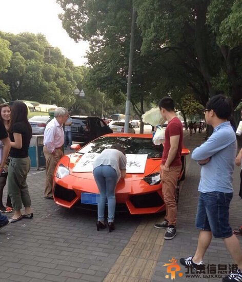 男子开豪车中学门前求婚：萌萌，高考结束嫁给我