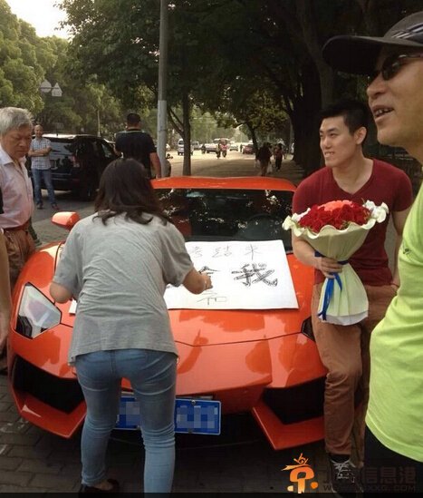 男子开豪车中学门前求婚：萌萌，高考结束嫁给我