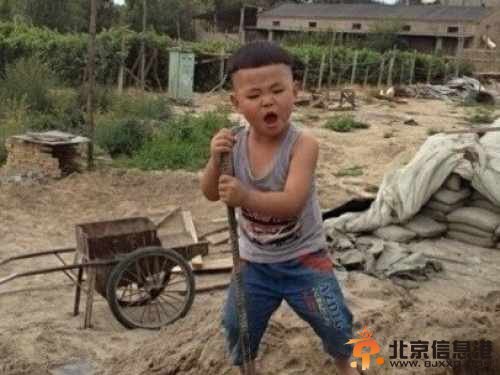 四岁工地重金属男孩自带巨星光环 工地开唱被赞“摇滚小歌神”【组图】