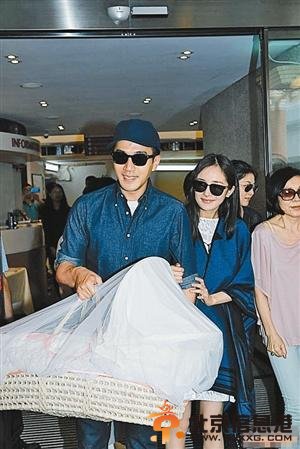 杨幂出院身材苗条 与刘恺威穿情侣装亮相幸福满满(图)