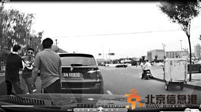 相声演员周炜开霸王车 当事人发视频声讨