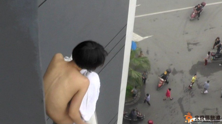 广西柳州裸女酒店欲跳楼轻生被救