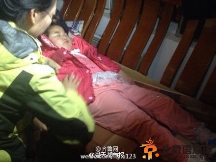 6岁女童熟睡中被推出车外 掉落安全岛对面的马路边