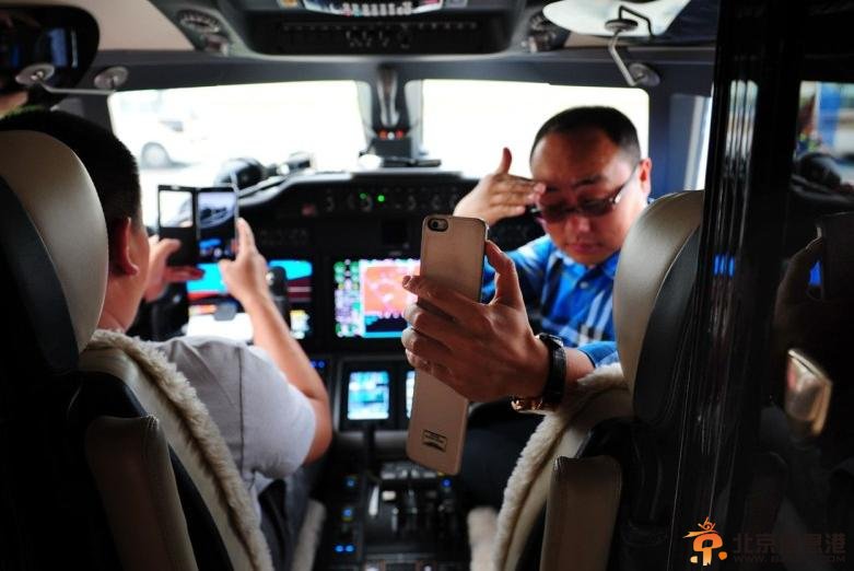 昆明售1.2亿私人飞机晚宴性感外围女和大肚子富豪一个不少