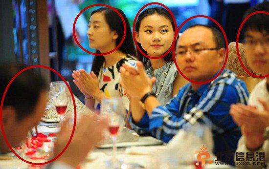 昆明售1.2亿私人飞机晚宴性感外围女和大肚子富豪一个不少