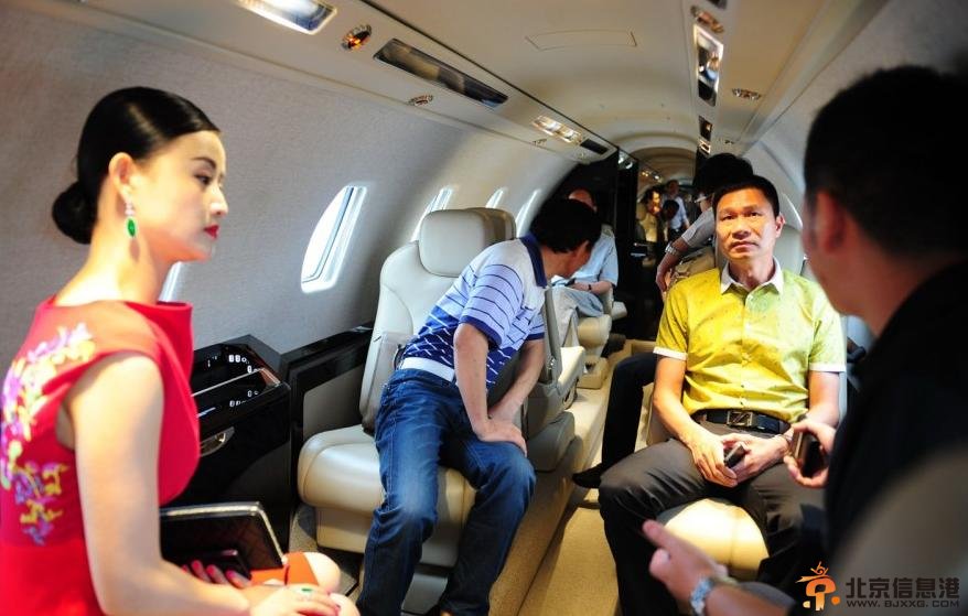 昆明售1.2亿私人飞机晚宴性感外围女和大肚子富豪一个不少