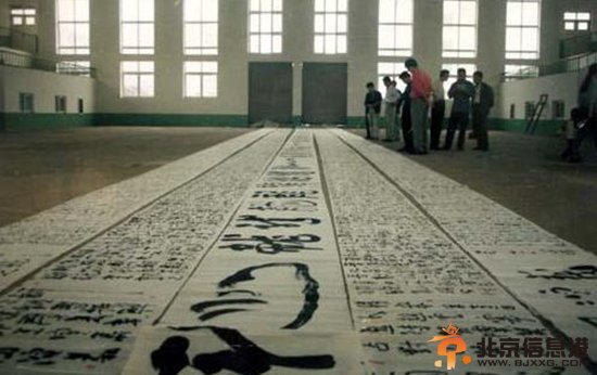 老人毛笔抄三国演义价值12万 高血压中风感叹此生无遗憾