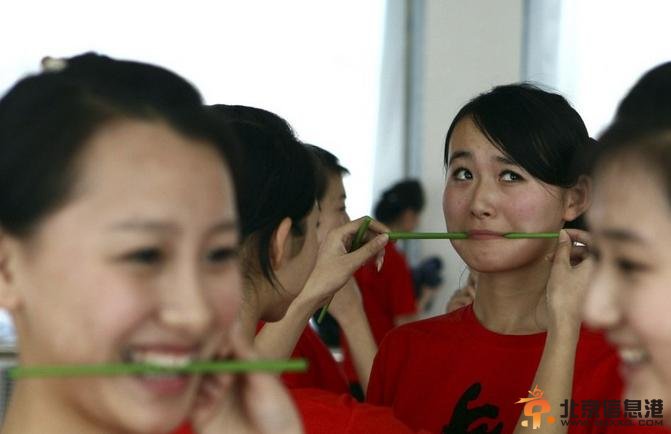 带你走进鬼扯的礼仪小姐训练课程 是形式大国还是选美比赛