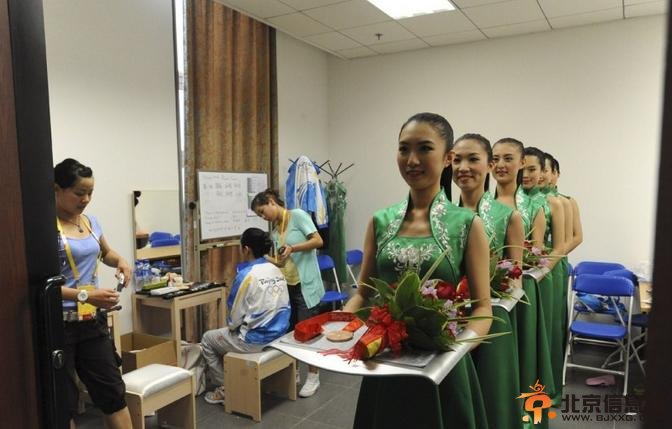 带你走进鬼扯的礼仪小姐训练课程 是形式大国还是选美比赛