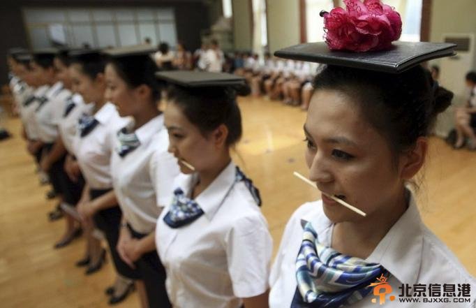 带你走进鬼扯的礼仪小姐训练课程 是形式大国还是选美比赛