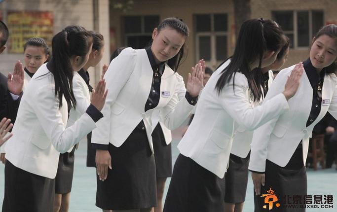 带你走进鬼扯的礼仪小姐训练课程 是形式大国还是选美比赛