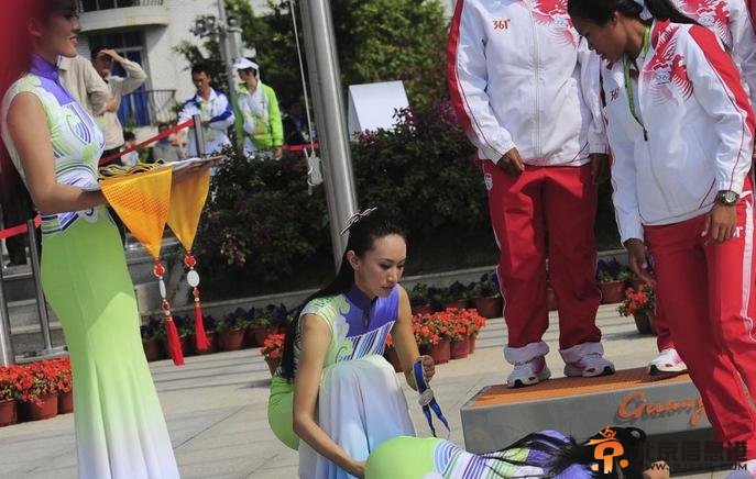 带你走进鬼扯的礼仪小姐训练课程 是形式大国还是选美比赛