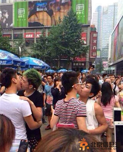 男男接吻大赛惊现成都闹市 表演恶俗不忍直视