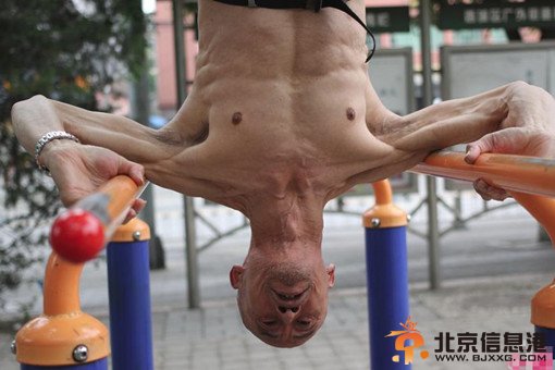 北京65岁老人坚持练身15年成&ldquo;肌肉男&rdquo; 人生最美夕阳红