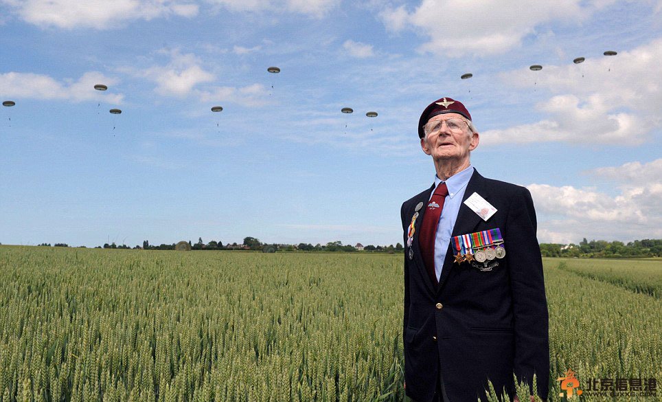 诺曼底登陆70周年 九十岁老人重现跳伞登陆太刺激了