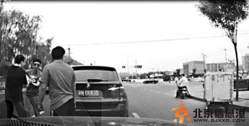 行车记录仪拍下的双方冲突现场