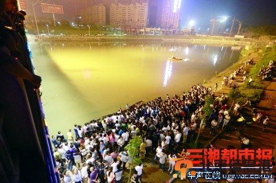 河南男子娄底下河救人遇难 群众现场捐款